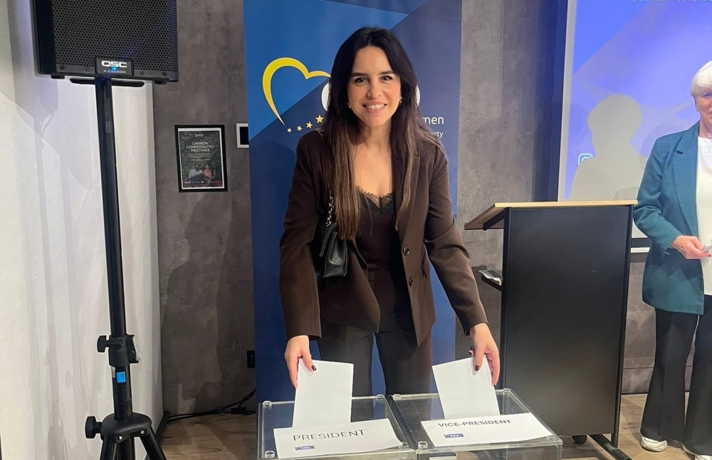 &Sigma;&tau;&omicron; &epsilon;&tau;ή&sigma;&iota;&omicron; &sigma;&upsilon;&nu;έ&delta;&rho;&iota;&omicron; &tau;&omicron;&upsilon; &Epsilon;&upsilon;&rho;&omega;&pi;&alpha;ϊ&kappa;&omicron;ύ &Lambda;&alpha;ϊ&kappa;&omicron;ύ &Kappa;ό&mu;&mu;&alpha;&tau;&omicron;&sigmaf; &eta; &Epsilon;&lambda;&lambda;&eta;&nu;ί&delta;&alpha; &epsilon;&kappa;&pi;&rho;ό&sigma;&omega;&pi;&omicron;&sigmaf; &Chi;&rho;&upsilon;&sigma;&alpha;&upsilon;&gamma;ή &Alpha;&tau;&sigma;&iota;&delta;ά&kappa;&omicron;&upsilon;