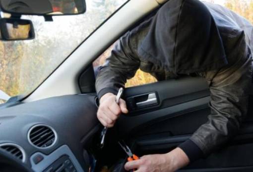 Ανήλικος «άνοιξε» όχημα στις Αμύκλες