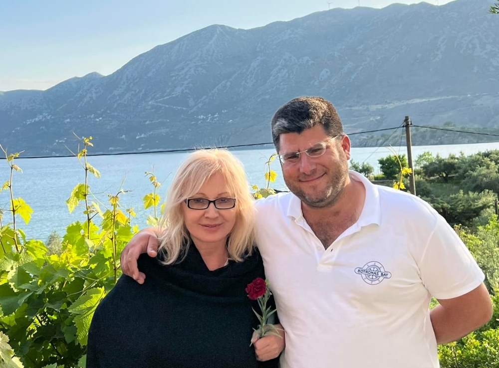 &laquo;&Phi;&omega;&sigmaf;&raquo;&hellip; &sigma;&tau;&omicron;&nu; &Kappa;ό&tau;&rho;&omega;&nu;&alpha; &mu;&epsilon; &tau;&eta;&nu; &Alpha;&gamma;&gamma;&epsilon;&lambda;&iota;&kappa;ή &Nu;&iota;&kappa;&omicron;&lambda;&omicron;ύ&lambda;&eta;