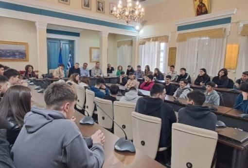 Δίαυλος επικοινωνίας με τη νέα γενιά: Ο δήμαρχος Σπάρτης στο ίδιο τραπέζι με τους μαθητές των Λυκείων