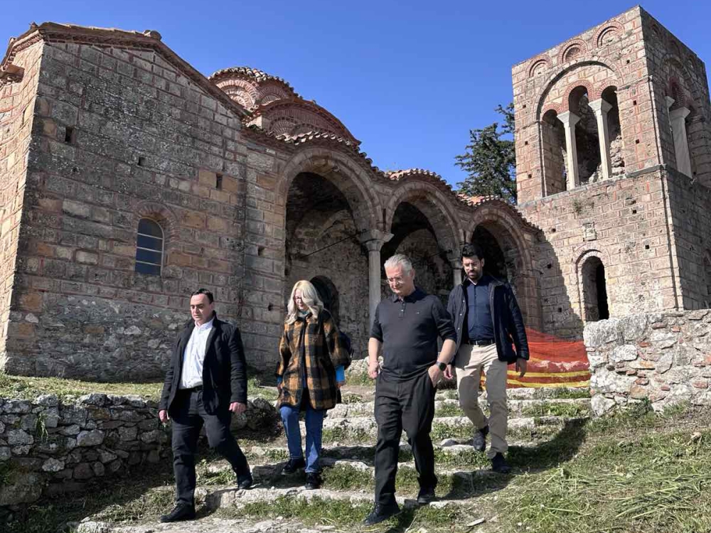 Έ&rho;&gamma;&alpha; &sigma;&epsilon; &Mu;&upsilon;&sigma;&tau;&rho;ά &kappa;&alpha;&iota; &sigma;&epsilon; &omicron;&delta;&iota;&kappa;&omicron;ύ&sigmaf; ά&xi;&omicron;&nu;&epsilon;&sigmaf; &sigma;&tau;&eta; &Lambda;&alpha;&kappa;&omega;&nu;ί&alpha; &epsilon;&pi;&iota;&theta;&epsilon;ώ&rho;&eta;&sigma;&epsilon; &omicron; &Pi;&tau;&omega;&chi;ό&sigmaf;