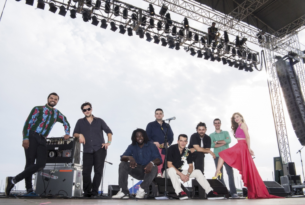 &Sigma;&tau;&eta; &Nu;&epsilon;ά&pi;&omicron;&lambda;&eta; &omicron;&iota; &ldquo;Imam Baildi&rdquo; &gamma;&iota;&alpha; &mu;&iota;&alpha; &mu;&omicron;&nu;&alpha;&delta;&iota;&kappa;ή &sigma;&upsilon;&nu;&alpha;&upsilon;&lambda;ί&alpha;