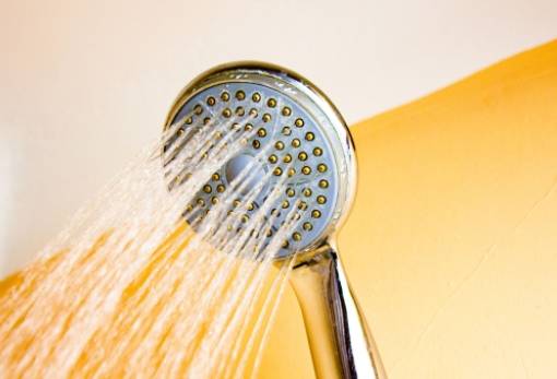 Πώς να καθαρίσεις το τηλέφωνο της ντουζιέρας