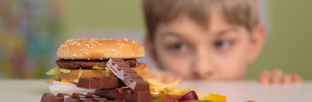 Έ&nu;&alpha; &sigma;&tau;&alpha; &tau;&rho;ί&alpha; &pi;&alpha;&iota;&delta;&iota;ά &sigma;&tau;&eta;&nu; &Epsilon;&lambda;&lambda;ά&delta;&alpha; &pi;ά&sigma;&chi;&omicron;&upsilon;&nu; &alpha;&pi;ό &pi;&alpha;&chi;&upsilon;&sigma;&alpha;&rho;&kappa;ί&alpha;