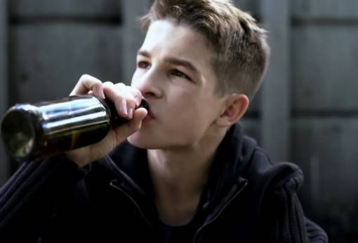 Έξυπνα ψηφιακά εργαλεία «κόβουν» το αλκοόλ στους εφήβους