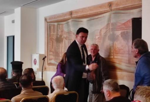 Κουβάλησε… μόνος του τις καρέκλες ο Κικίλιας