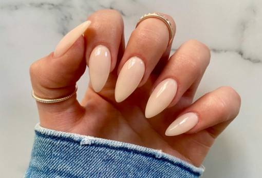 Nude μανικιούρ: Πώς θα βρείτε την απόχρωση που ταιριάζει τέλεια στην επιδερμίδα σας