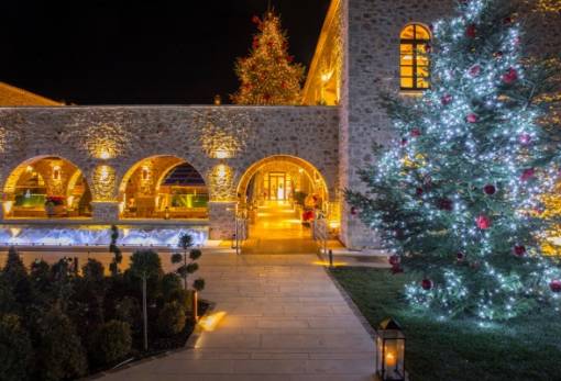 Ο Αϊ-Βασίλης ανάβει το δέντρο στο Mystras Grand Palace