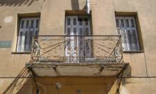 &Tau;&omicron; &delta;&iota;&kappa;ό &sigma;&alpha;&sigmaf; &sigma;&chi;ό&lambda;&iota;&omicron;: Έ&nu;&alpha; &alpha;&kappa;ό&mu;&alpha; &pi;&alpha;&lambda;&alpha;&iota;ό &sigma;&pi;ί&tau;&iota; &tau;&eta;&sigmaf; &Sigma;&pi;ά&rho;&tau;&eta;&sigmaf; &kappa;&alpha;&tau;&alpha;&rho;&rho;έ&epsilon;&iota;