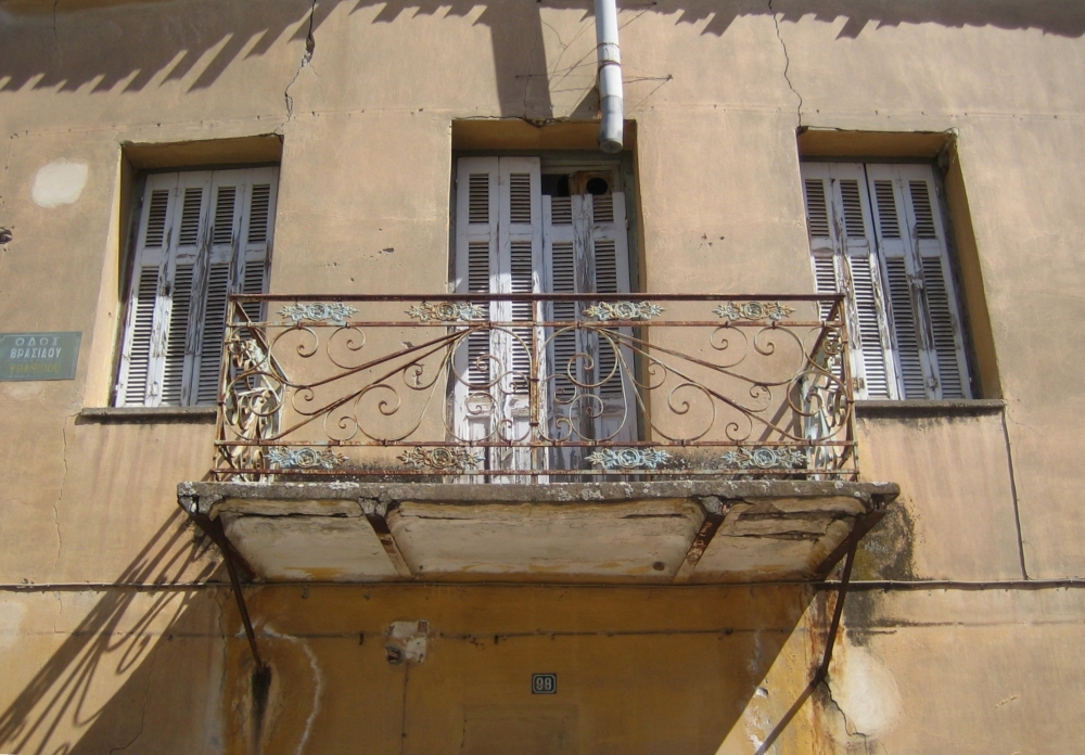 &Tau;&omicron; &delta;&iota;&kappa;ό &sigma;&alpha;&sigmaf; &sigma;&chi;ό&lambda;&iota;&omicron;: Έ&nu;&alpha; &alpha;&kappa;ό&mu;&alpha; &pi;&alpha;&lambda;&alpha;&iota;ό &sigma;&pi;ί&tau;&iota; &tau;&eta;&sigmaf; &Sigma;&pi;ά&rho;&tau;&eta;&sigmaf; &kappa;&alpha;&tau;&alpha;&rho;&rho;έ&epsilon;&iota;