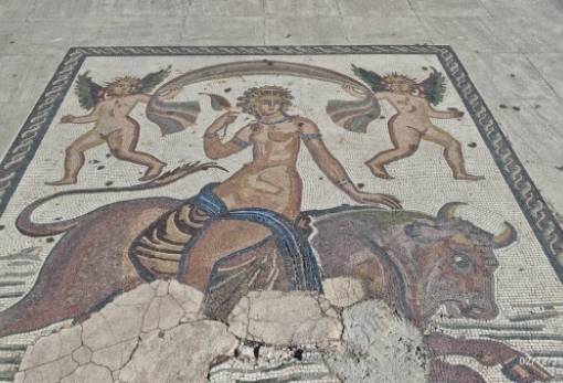 Με το θάρρος της γνώμης: Τα ψηφιδωτά της πλατείας