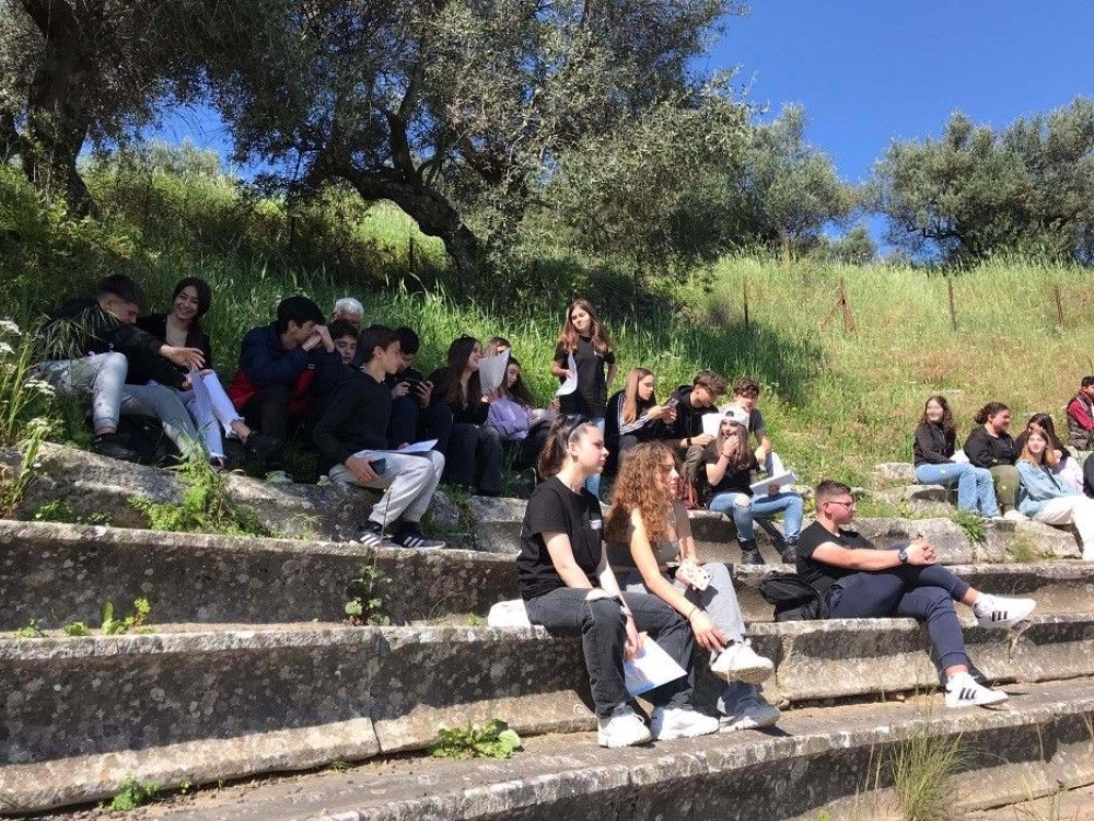 &laquo;&Delta;&iota;ά&zeta;&omega;&mu;&alpha;&raquo;: &Pi;&rho;&omicron;&sigmaf; &laquo;&upsilon;&iota;&omicron;&theta;&epsilon;&sigma;ί&alpha;&raquo; &kappa;&alpha;&iota; &phi;έ&tau;&omicron;&sigmaf; &alpha;&pi;ό &sigma;&chi;&omicron;&lambda;&epsilon;ί&alpha; &tau;&alpha; &alpha;&rho;&chi;&alpha;ί&alpha; &theta;έ&alpha;&tau;&rho;&alpha; &Sigma;&pi;ά&rho;&tau;&eta;&sigmaf; &kappa;&alpha;&iota; &Gamma;&upsilon;&theta;&epsilon;ί&omicron;&upsilon;