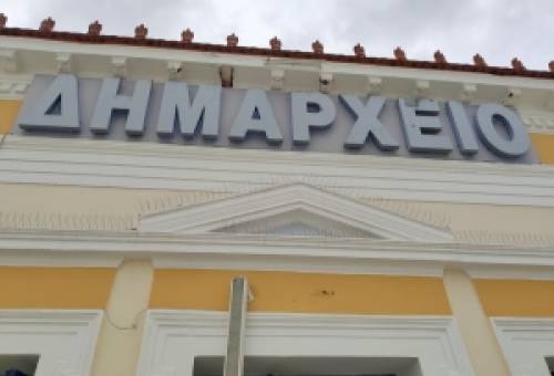 «Όποιος δεν θέλει να ζυμώσει, δέκα μέρες κοσκινίζει»