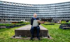 &Mu;&epsilon; &tau;&omicron;&nu; &Tau;&alpha;ΰ&gamma;&epsilon;&tau;&omicron; &kappa;&alpha;&iota; &mu;&iota;&alpha; &pi;&alpha;&lambda;έ&tau;&alpha; &sigma;&tau;&iota;&sigmaf; &alpha;&pi;&omicron;&sigma;&kappa;&epsilon;&upsilon;έ&sigmaf;, &omicron; &Pi;ή&tau;&epsilon;&rho; &Kappa;&alpha;&tau;&sigma;ί&chi;&tau;&eta;&sigmaf; &kappa;&alpha;&tau;&alpha;&kappa;&tau;ά &tau;&omicron; &Pi;&alpha;&rho;ί&sigma;&iota;