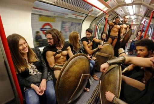 Σπαρτιατική επέλαση στο μετρό του Λονδίνου!