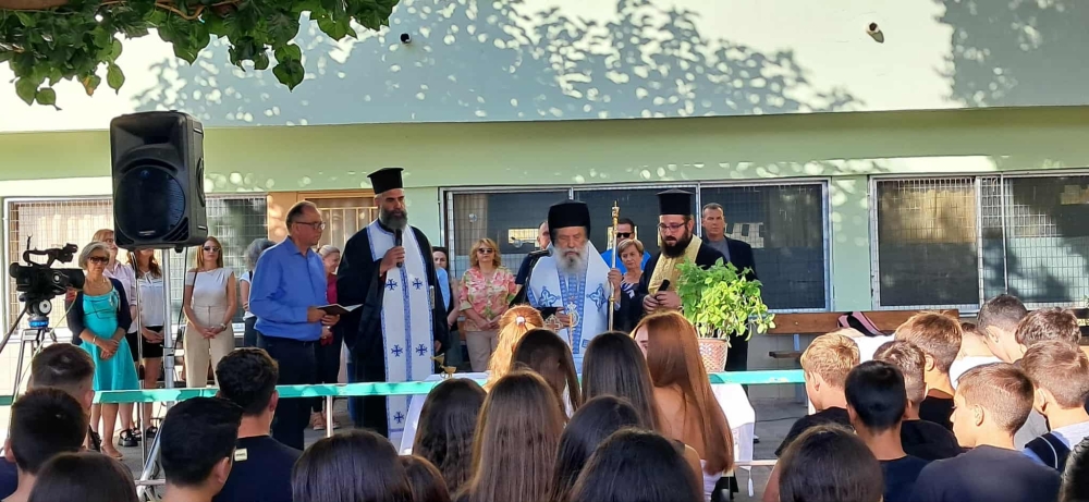 &Mu;&epsilon; &alpha;&gamma;&iota;&alpha;&sigma;&mu;ό, &chi;&alpha;&mu;ό&gamma;&epsilon;&lambda;&alpha; &kappa;&alpha;&iota; &epsilon;&upsilon;&chi;έ&sigmaf; ά&rho;&chi;&iota;&sigma;&epsilon; &eta; &sigma;&chi;&omicron;&lambda;&iota;&kappa;ή &chi;&rho;&omicron;&nu;&iota;ά &sigma;&tau;&eta; &Lambda;&alpha;&kappa;&omega;&nu;ί&alpha;