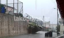 Δευτερόλεπτα τρόμου στην Πετρίνα: Απίστευτο βίντεο από τη στιγμή της κατάρρευσης μαντρότοιχου σε σχολείο