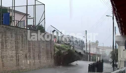 Δευτερόλεπτα τρόμου στην Πετρίνα: Απίστευτο βίντεο από τη στιγμή της κατάρρευσης μαντρότοιχου σε σχολείο