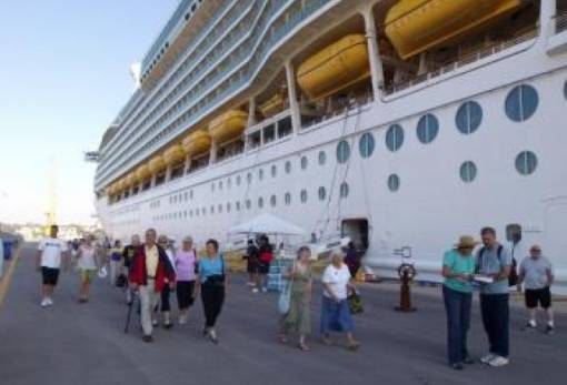 Κατέκλυσαν την Καλαμάτα οι τουρίστες της κρουαζιέρας