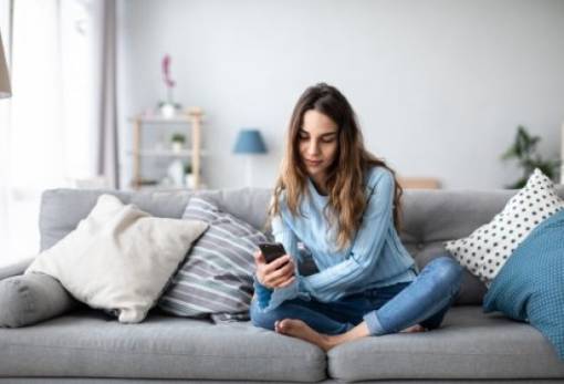 DW: Γεμάτοι άγχος και αβεβαιότητα οι σημερινοί νέοι, σύμφωνα με έρευνα