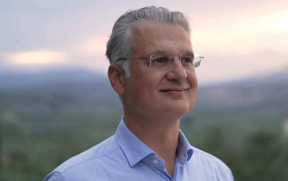 &Sigma;&upsilon;&nu;&theta;έ&tau;&epsilon;&iota; &tau;&eta; &laquo;&mu;&epsilon;&gamma;ά&lambda;&eta; &epsilon;&iota;&kappa;ό&nu;&alpha;&raquo; &tau;&eta;&sigmaf; &Pi;&epsilon;&lambda;&omicron;&pi;&omicron;&nu;&nu;ή&sigma;&omicron;&upsilon; &omicron; &Delta;. &Pi;&tau;&omega;&chi;ό&sigmaf;