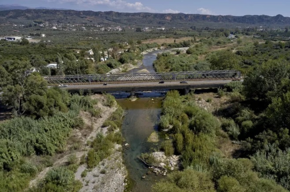 &Tau;&alpha;&upsilon;&tau;ό&tau;&eta;&tau;&alpha; &kappa;&alpha;&iota; &rho;ό&lambda;&omicron; &alpha;&pi;&omicron;&kappa;&tau;ά &omicron; &Epsilon;&upsilon;&rho;ώ&tau;&alpha;&sigmaf; &tau;&eta;&sigmaf; &Sigma;&pi;ά&rho;&tau;&eta;&sigmaf;