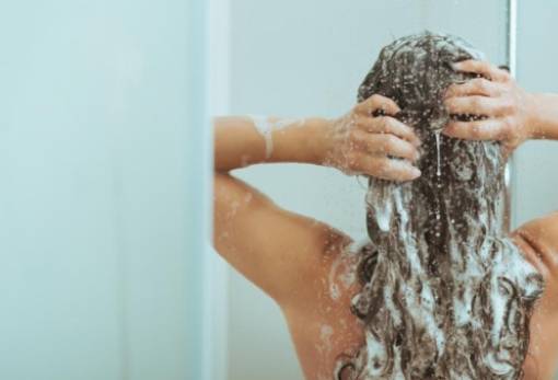 Τι πρέπει να ξέρεις αν λούζεις τα μαλλιά σου το βράδυ