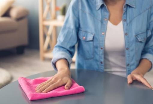 Το κόλπο που απομακρύνει τη σκόνη από τα έπιπλα για πολλές μέρες