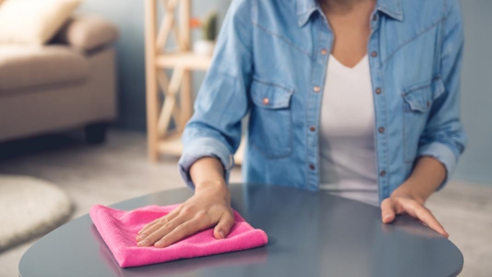 &Tau;&omicron; &kappa;ό&lambda;&pi;&omicron; &pi;&omicron;&upsilon; &alpha;&pi;&omicron;&mu;&alpha;&kappa;&rho;ύ&nu;&epsilon;&iota; &tau;&eta; &sigma;&kappa;ό&nu;&eta; &alpha;&pi;ό &tau;&alpha; έ&pi;&iota;&pi;&lambda;&alpha; &gamma;&iota;&alpha; &pi;&omicron;&lambda;&lambda;έ&sigmaf; &mu;έ&rho;&epsilon;&sigmaf;