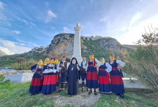 Τρισάγιο στον τάφο του Πετρόμπεη Μαυρομιχάλη τέλεσε ο Μητροπολίτης Μάνης