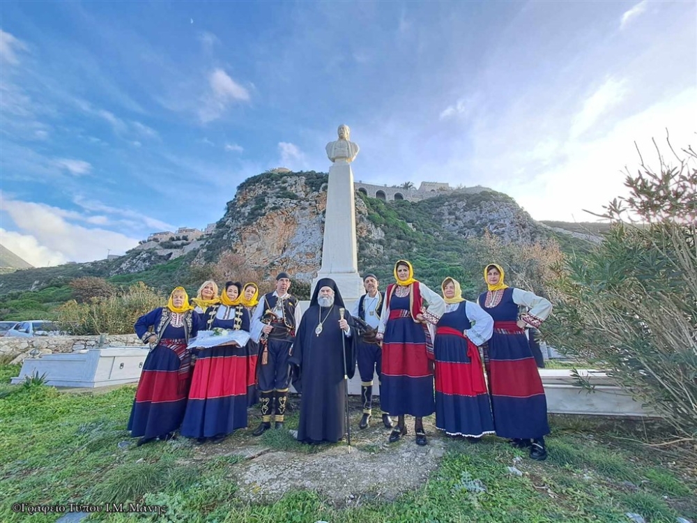 &Tau;&rho;&iota;&sigma;ά&gamma;&iota;&omicron; &sigma;&tau;&omicron;&nu; &tau;ά&phi;&omicron; &tau;&omicron;&upsilon; &Pi;&epsilon;&tau;&rho;ό&mu;&pi;&epsilon;&eta; &Mu;&alpha;&upsilon;&rho;&omicron;&mu;&iota;&chi;ά&lambda;&eta; &tau;έ&lambda;&epsilon;&sigma;&epsilon; &omicron; &Mu;&eta;&tau;&rho;&omicron;&pi;&omicron;&lambda;ί&tau;&eta;&sigmaf; &Mu;ά&nu;&eta;&sigmaf;
