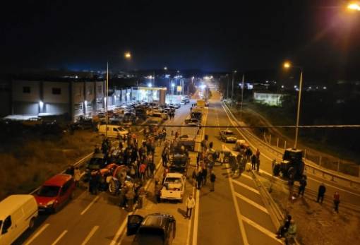 Επιστρέφουν και ανεβάζουν «στροφές» τα τρακτέρ στο μπλόκο της Σπάρτης