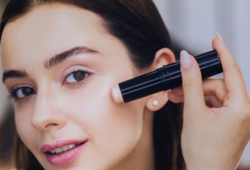 Το μυστικό για να μη «λιώνει» το concealer στη ζέστη