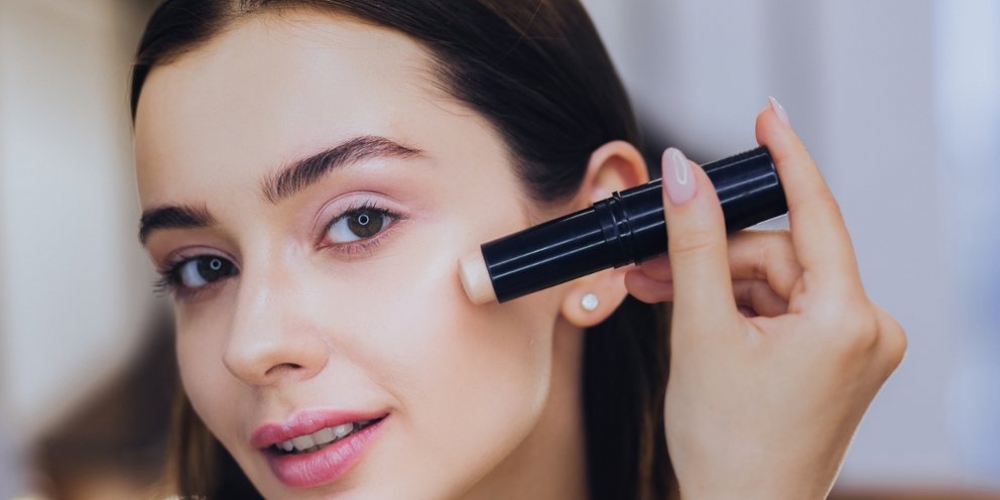 &Tau;&omicron; &mu;&upsilon;&sigma;&tau;&iota;&kappa;ό &gamma;&iota;&alpha; &nu;&alpha; &mu;&eta; &laquo;&lambda;&iota;ώ&nu;&epsilon;&iota;&raquo; &tau;&omicron; concealer &sigma;&tau;&eta; &zeta;έ&sigma;&tau;&eta;