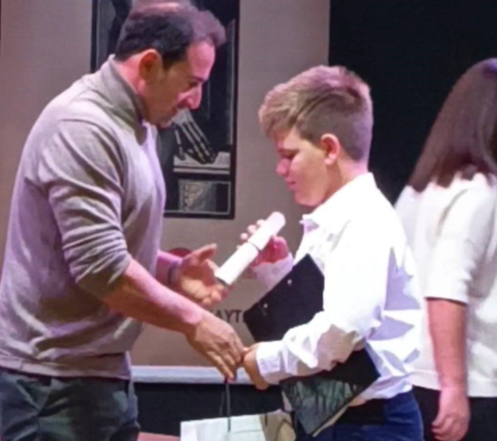 &Pi;&alpha;&nu;&epsilon;&lambda;&lambda;ή&nu;&iota;&alpha; &delta;&iota;ά&kappa;&rho;&iota;&sigma;&eta; &pi;&omicron;ί&eta;&sigma;&eta;&sigmaf; &gamma;&iota;&alpha; &mu;&alpha;&theta;&eta;&tau;ή &tau;&omicron;&upsilon; 1&omicron;&upsilon; &Delta;&eta;&mu;&omicron;&tau;&iota;&kappa;&omicron;ύ &Sigma;&chi;&omicron;&lambda;&epsilon;ί&omicron;&upsilon; &Sigma;&kappa;ά&lambda;&alpha;&sigmaf;