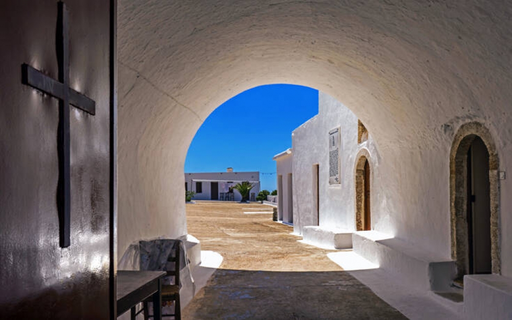 &Eta; &Epsilon;&lambda;&epsilon;&upsilon;&theta;&epsilon;&rho;ί&alpha; &sigma;&tau;&eta;&nu; &Alpha;&gamma;ί&alpha; &Mu;ό&nu;&eta; (&Mu;ό&nu;&eta; &tau;&omega;&nu; &Pi;ά&nu;&tau;&omega;&nu; &Epsilon;&lambda;&pi;ί&sigmaf; - &Kappa;ύ&theta;&eta;&rho;&alpha;)