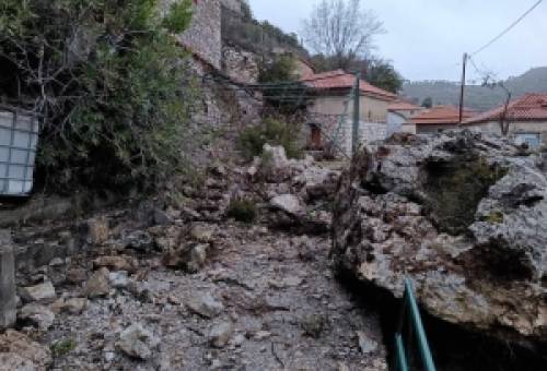 Επικίνδυνη κατολίσθηση βράχων στους Αγριάνους (Φωτο)