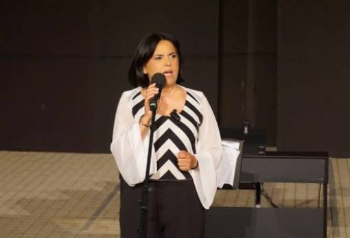 «Σου επιστρέφω το μικρόφωνο που, όπως είπες, μου έδωσες όλα αυτά τα χρόνια…»