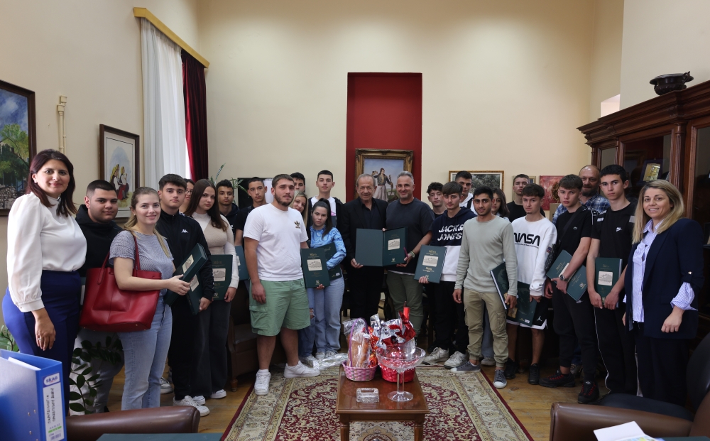 &Mu;&epsilon; &mu;&alpha;&theta;&eta;&tau;έ&sigmaf; &tau;&omicron;&upsilon; &Epsilon;&Pi;&Alpha;&Lambda; &Gamma;&upsilon;&theta;&epsilon;ί&omicron;&upsilon; &omicron; &Pi;έ&tau;&rho;&omicron;&sigmaf; &Alpha;&nu;&delta;&rho;&epsilon;ά&kappa;&omicron;&sigmaf;