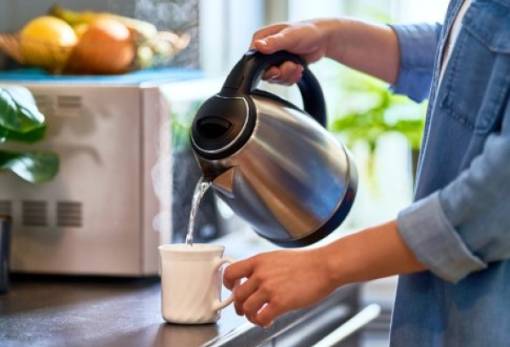 Άλατα στον βραστήρα: Τα 2 υλικά που θα τον κάνουν να αστράφτει σαν καινούργιος