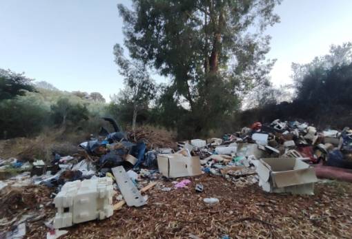 Αμετάβλητη η «χωματερή» στο ύψος της γέφυρας της Κελεφίνας