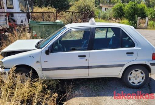 Αυτοκίνητα «καρφώθηκαν» σε μάντρες έξω από τη Σπάρτη (ΦΩΤΟ)