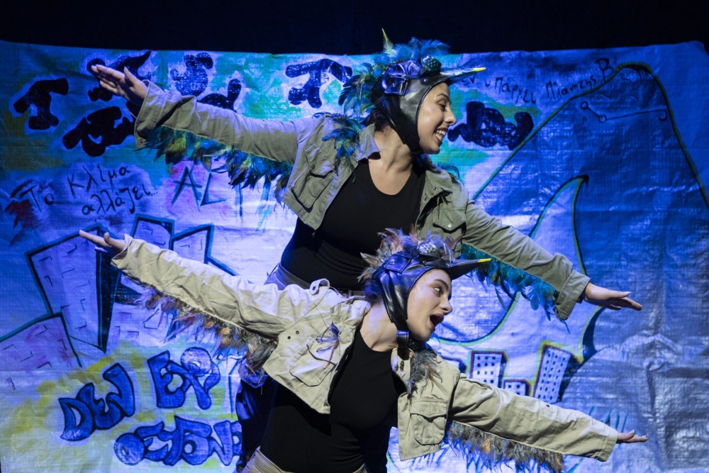 &laquo;&Kappa;ό&nu;&tau;&rho;&alpha; &sigma;&tau;&omicron;&nu; Ά&nu;&epsilon;&mu;&omicron;&raquo;: &Theta;&epsilon;&alpha;&tau;&rho;&iota;&kappa;ή &pi;&epsilon;&rho;&iota;&pi;έ&tau;&epsilon;&iota;&alpha; &tau;&eta;&sigmaf; &omicron;&mu;ά&delta;&alpha;&sigmaf; Hippo &sigma;&tau;&eta; &Sigma;&kappa;&eta;&nu;ή &Sigma;&pi;ά&rho;&tau;&eta;&sigmaf;