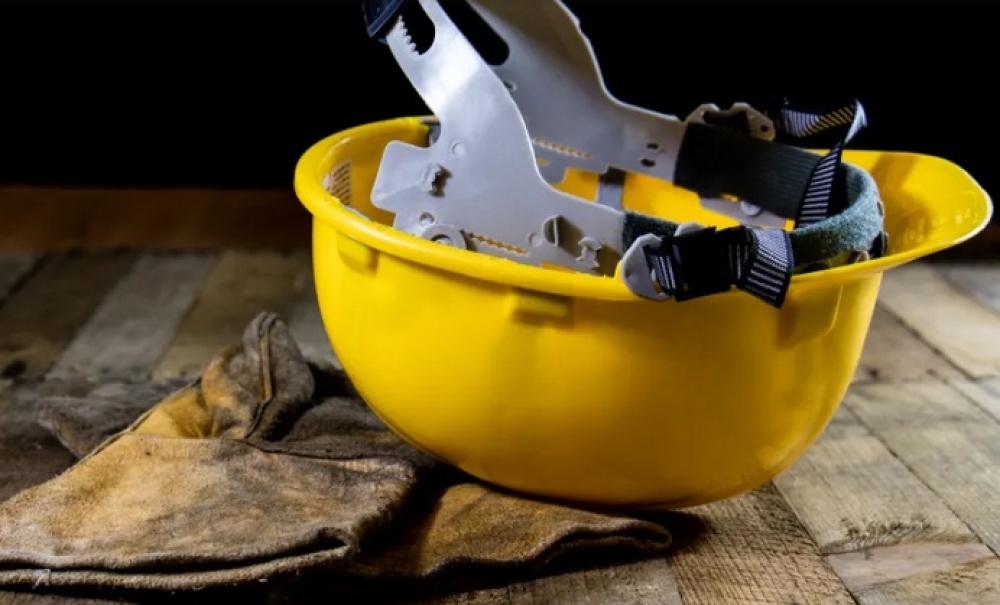 &Epsilon;ί&kappa;&omicron;&sigma;&iota; &epsilon;&rho;&gamma;ά&tau;&epsilon;&sigmaf; &pi;&rho;&omicron;&sigma;&lambda;&alpha;&mu;&beta;ά&nu;&epsilon;&iota;  &omicron; &Delta;. &Sigma;&pi;ά&rho;&tau;&eta;&sigmaf;