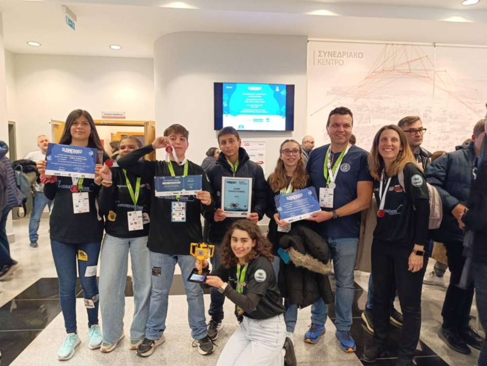 &Sigma;&tau;&omicron;&nu; &pi;&alpha;&nu;&epsilon;&lambda;&lambda;ή&nu;&iota;&omicron; &tau;&epsilon;&lambda;&iota;&kappa;ό First Lego &omicron;&iota; &laquo;&Rho;&Omicron;&Mu;&Pi;&Omicron;&Tau;&Epsilon;&Chi;&Nu;&Epsilon;&Sigma;&raquo; &tau;&omicron;&upsilon; 2&omicron;&upsilon; &Gamma;&upsilon;&mu;&nu;&alpha;&sigma;ί&omicron;&upsilon; &Sigma;&pi;ά&rho;&tau;&eta;&sigmaf;