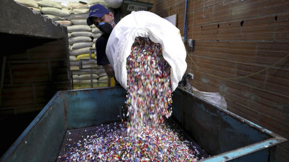 Eurostat: 34,4 &kappa;&iota;&lambda;ά &pi;&lambda;&alpha;&sigma;&tau;&iota;&kappa;ώ&nu; &alpha;&pi;&omicron;&rho;&rho;&iota;&mu;&mu;ά&tau;&omega;&nu; &pi;&alpha;&rho;ή&chi;&theta;&eta;&sigma;&alpha;&nu; &alpha;&nu;ά &kappa;ά&tau;&omicron;&iota;&kappa;&omicron; &mu;έ&sigma;&alpha; &sigma;&tau;&omicron; 2019