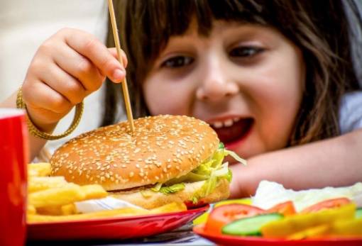 Παιδική παχυσαρκία: Η Βρετανία περιορίζει τις διαφημίσεις junk food