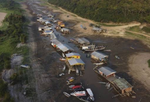 Αμαζόνιος: Πλωτός οικισμός αποκλείστηκε εξαιτίας της ξηρασίας