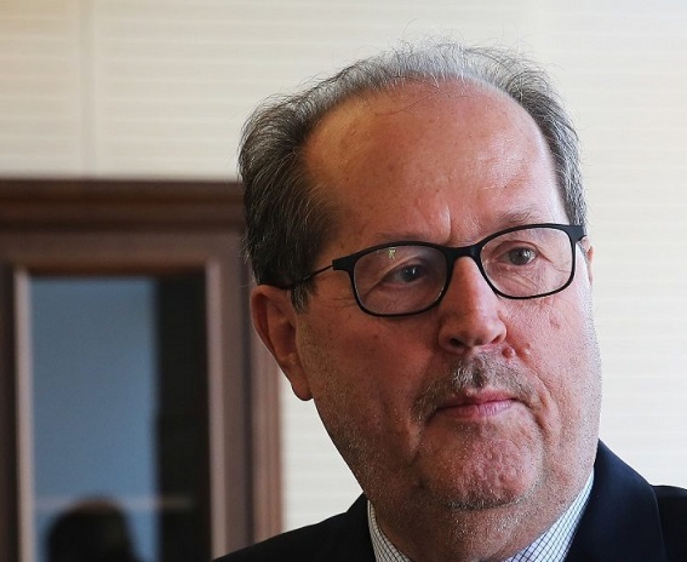 &laquo;&Omicron; &pi;&epsilon;&rho;&iota;&phi;&epsilon;&rho;&epsilon;&iota;ά&rho;&chi;&eta;&sigmaf; &delta;&epsilon;&nu; &pi;&alpha;&rho;&epsilon;&mu;&beta;&alpha;ί&nu;&epsilon;&iota;, &pi;&omicron;&lambda;&lambda;ώ &delta;&epsilon; &mu;ά&lambda;&lambda;&omicron;&nu; &delta;&epsilon;&nu; &epsilon;&kappa;&phi;&rho;ά&zeta;&epsilon;&iota; &upsilon;&pi;&omicron;&sigma;&tau;ή&rho;&iota;&xi;&eta;&raquo;