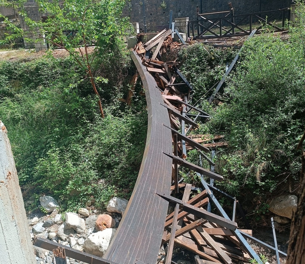 &Kappa;&alpha;&tau;έ&rho;&rho;&epsilon;&upsilon;&sigma;&epsilon; &tau;&omicron; &gamma;&epsilon;&phi;ύ&rho;&iota; &sigma;&tau;&iota;&sigmaf; &pi;&eta;&gamma;έ&sigmaf; &Kappa;&rho;&epsilon;&beta;&beta;&alpha;&tau;ά &sigma;&tau;&omicron;&nu; &Mu;&upsilon;&sigma;&tau;&rho;ά